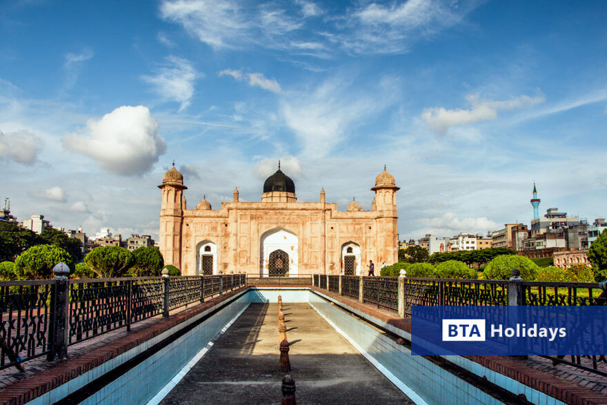 A photo of Lalbagh Fort that you'll visit on our Old Dhaka Tour